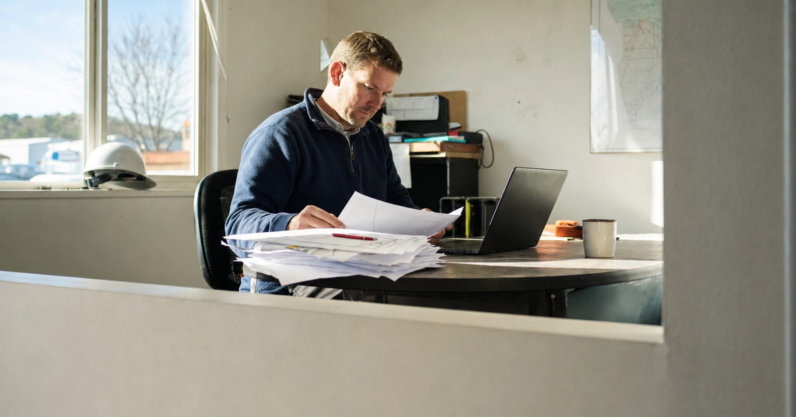 What Manual Resume Screening Actually Costs a Field Service Contractor (And What to Do Instead) / Ce que la présélection manuelle de CV coûte vraiment à un entrepreneur en services terrain (et quoi faire à la place)